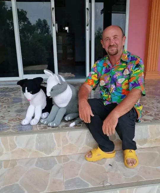 How to Embrace Knitting Mistakes: The Story of My Ugly Cats ezgif 29b8e09b460985 540x650 (1)